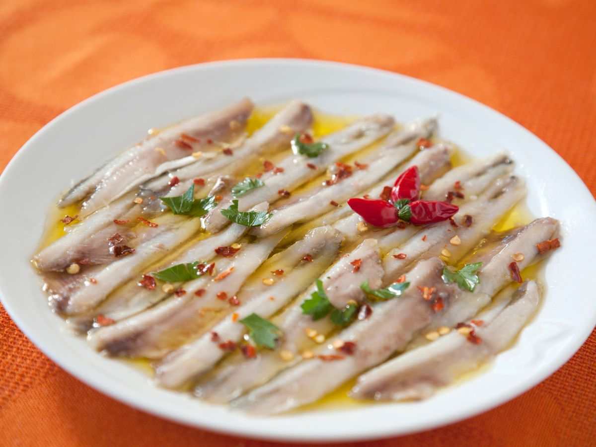 alici marinate in un piatto
