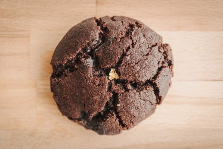 biscotto al cacao sopra ad un tavolo