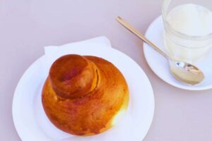 brioche con cappuccino