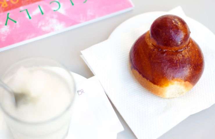 brioche con cappuccino