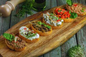 diverse bruschette su un tagliere