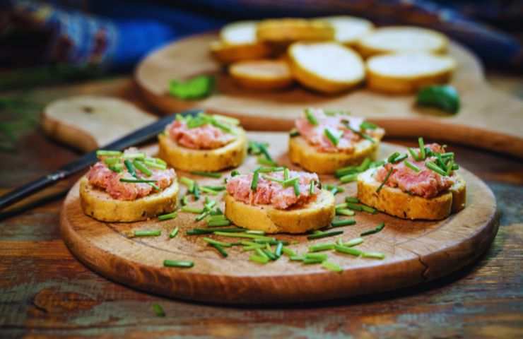 delle bruschette su un tagliere
