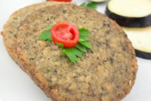 burger di melanzane sopra ad un piatto