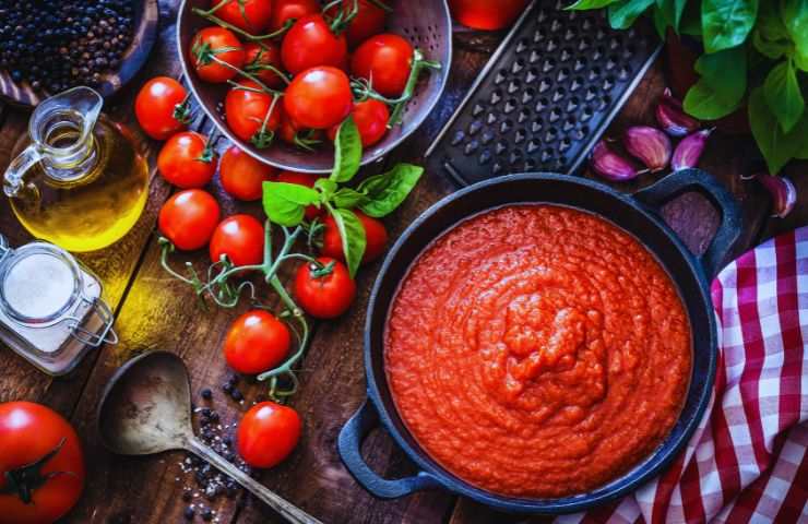 pentola con sugo di pomodoro