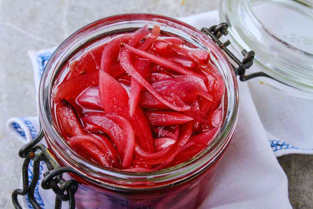 cipolle in un barattolo di vetro