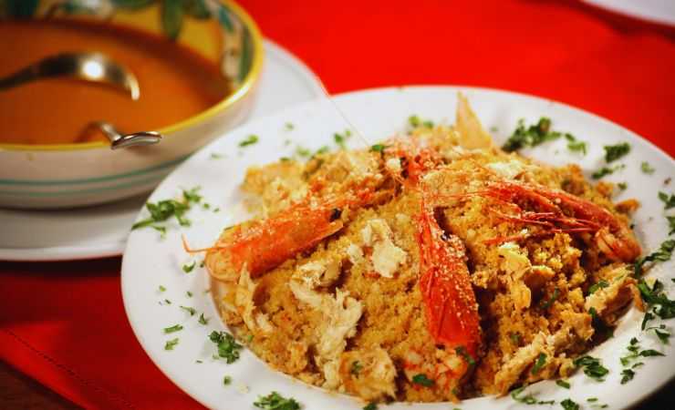 couscous con scampi in un piatto