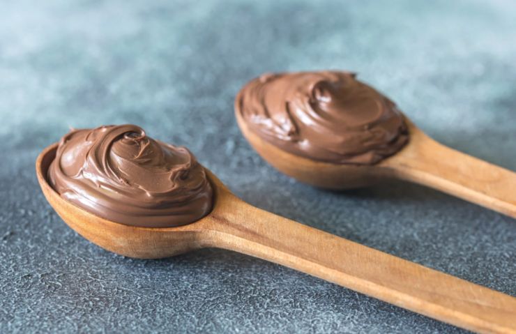 due cucchiai pieni di crema spalmabile al cacao