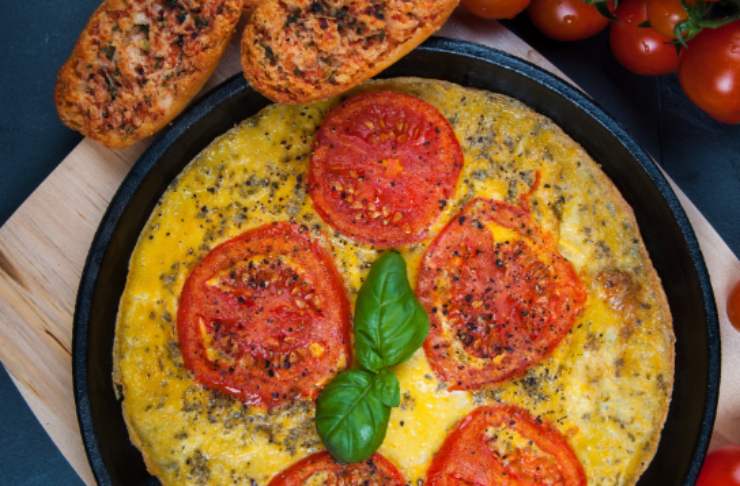 frittata con sopra dei pomodori