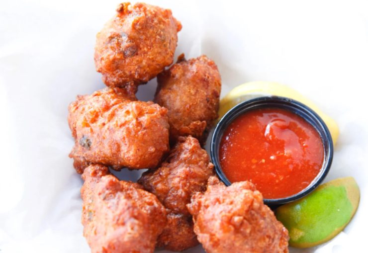 frittelle con accanto una salsa rossa