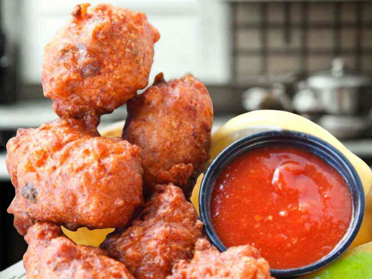 frittelle con accanto una salsa rossa