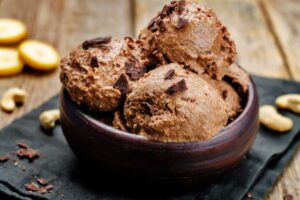 gelato al cioccolato dentro ad una coppa