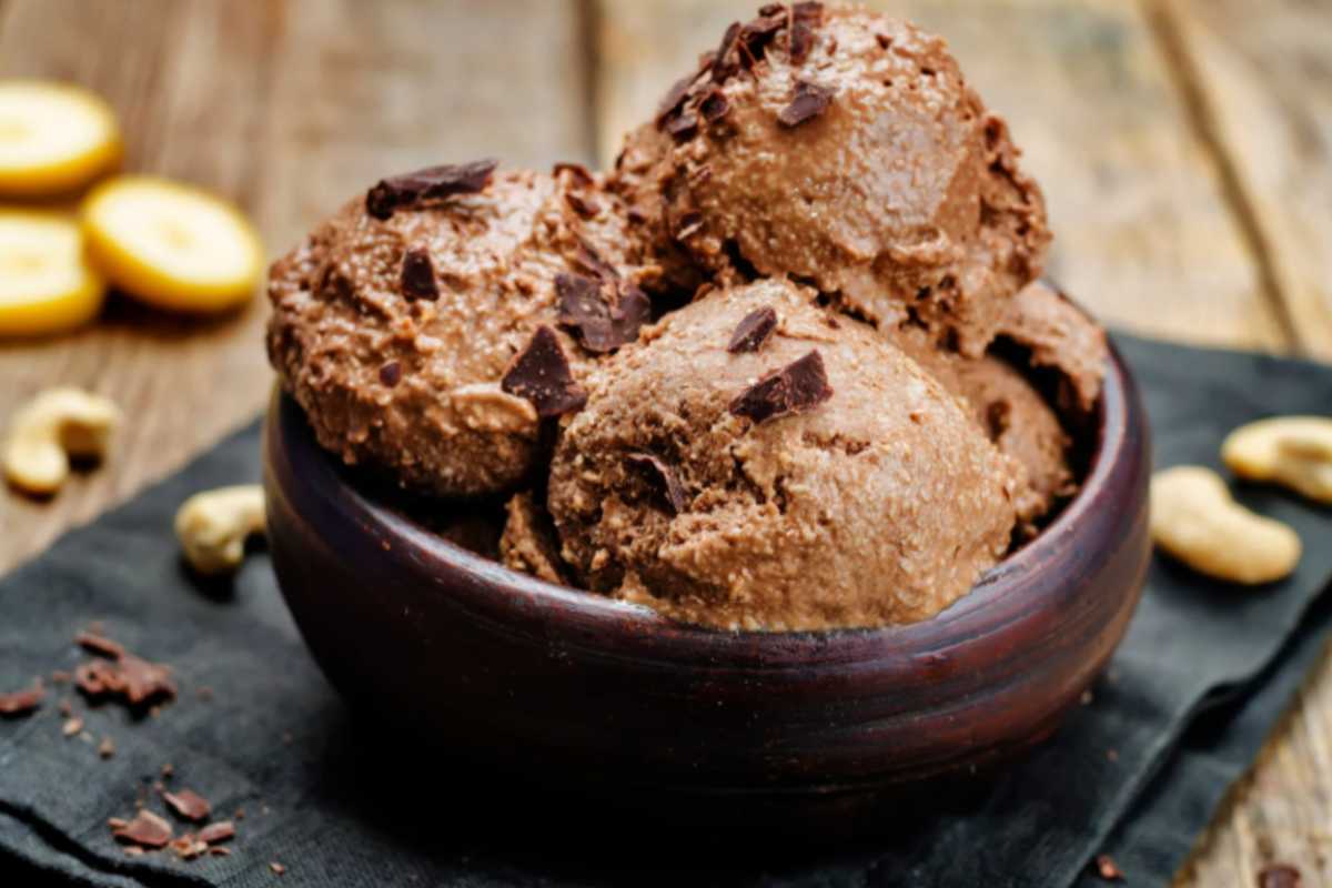 gelato al cioccolato dentro ad una coppa