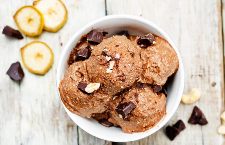 gelato al cioccolato con sopra delle scaglie di cioccolato