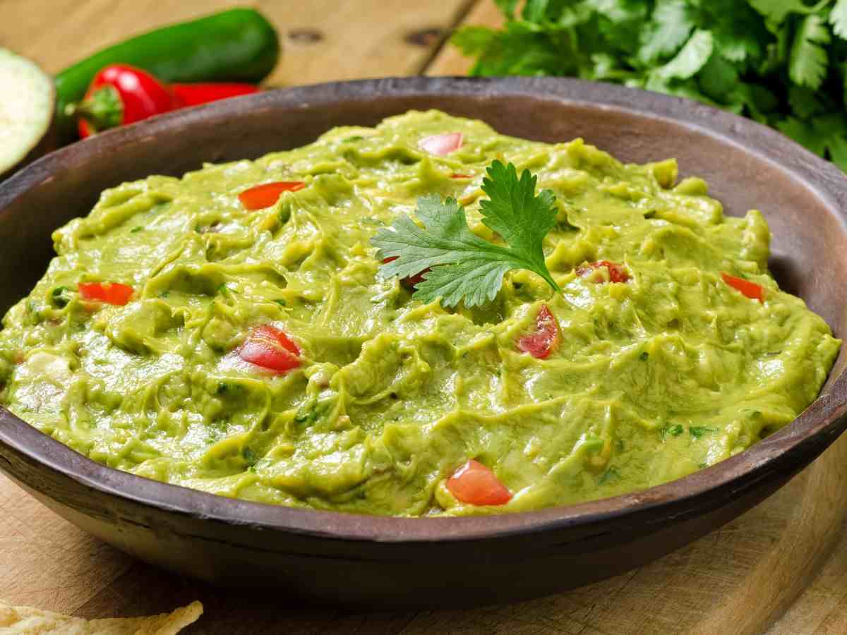 guacamole in un piatto