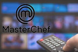 telecomando in mano e logo masterchef