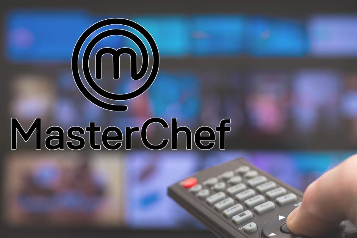 telecomando in mano e logo masterchef
