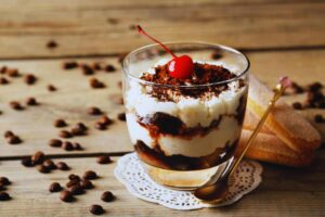dessert bicchiere con ciliegia