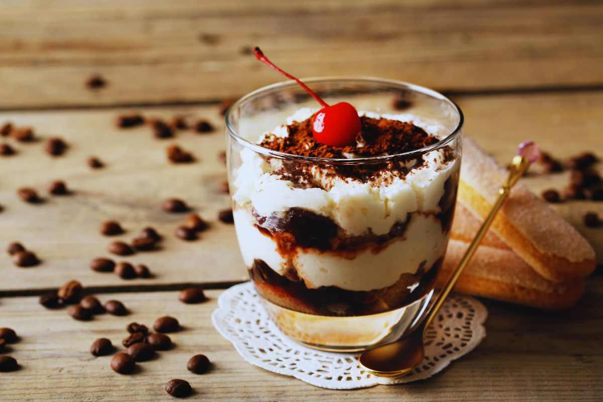 dessert bicchiere con ciliegia
