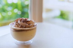 mousse di caffè in un bicchiere
