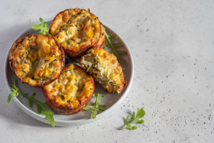 muffin di zucchine su un piatto