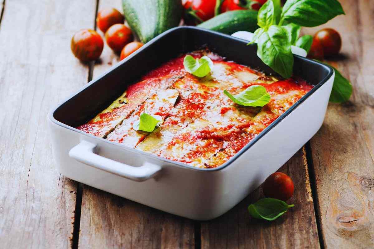 parmigiana di zucchine in una teglia