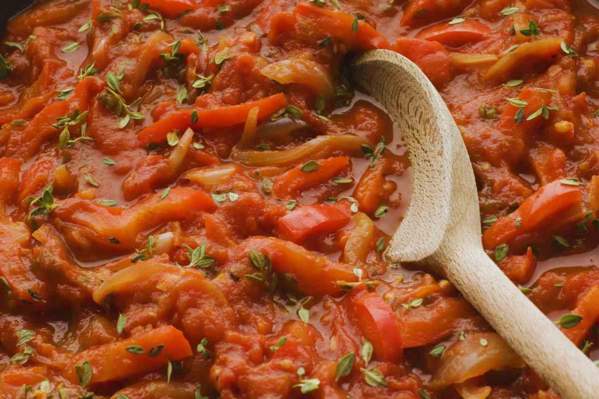 peperoni girati col mestolo in padella
