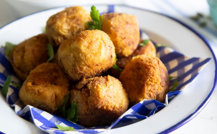 polpette fritte sopra ad un piatto 