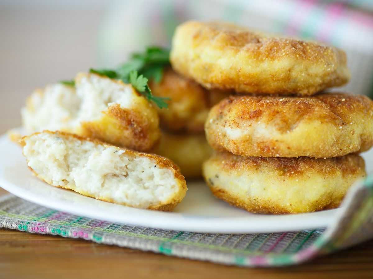 Solo patate e merluzzo, ti faccio fare delle polpette che sono la fine del mondo: una tira l’altra