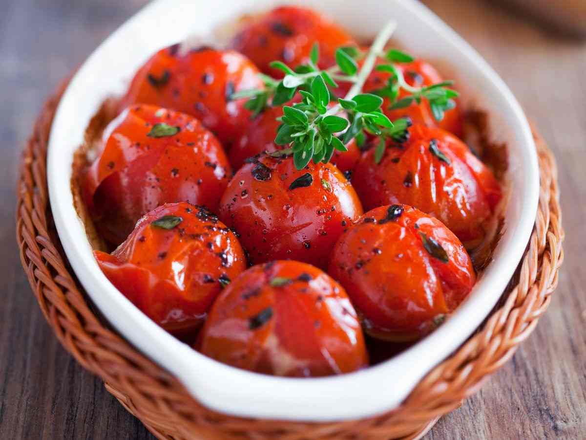 pomodori arrostiti in pirofila