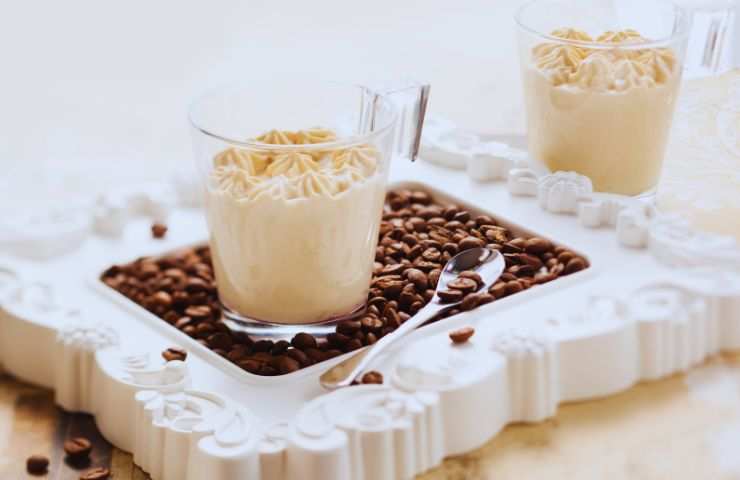caffè e mousse nel bicchierino