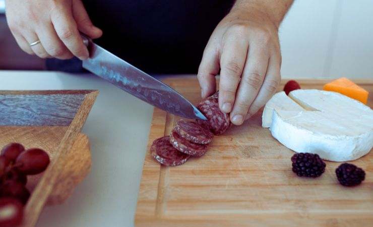 persona taglia salame