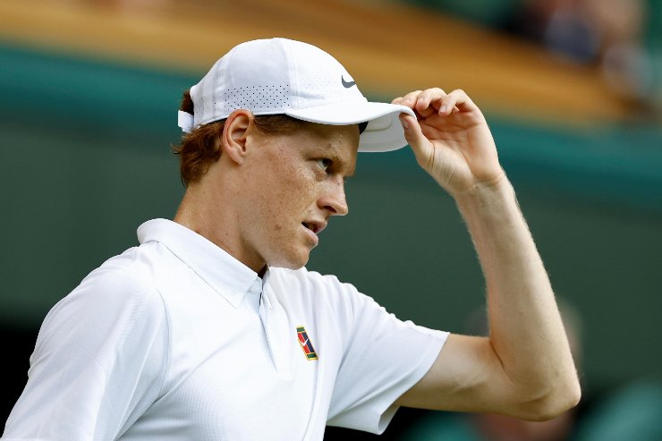 jannik sinner con cappellino