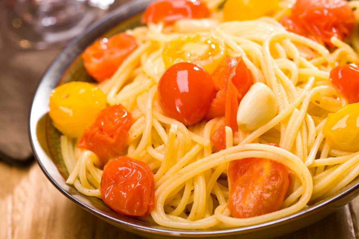 spaghetti all'aglio con pomodori gialli e rossi