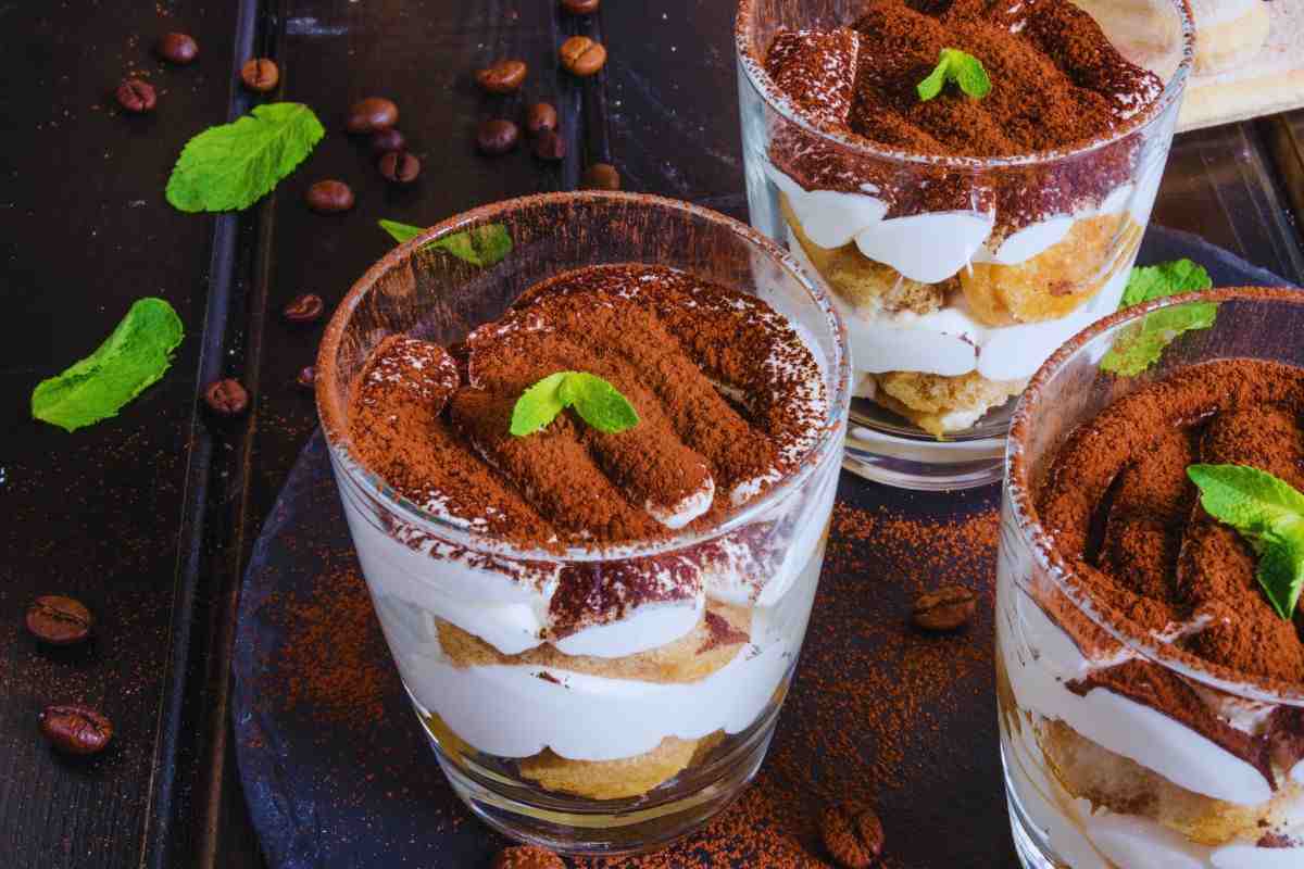 tre vasetti con tiramisù e foglioline di menta