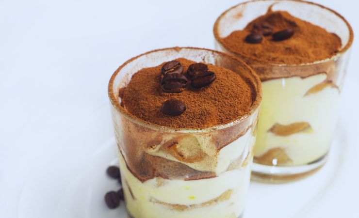 due bicchierini di tiramisù