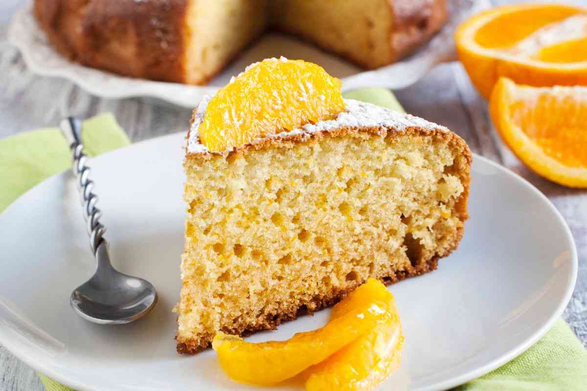 fetta di torta all'arancia