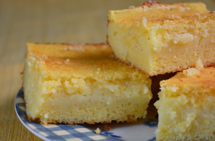 pezzi di torta su un piatto