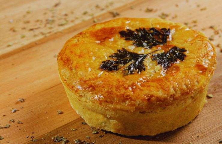 tortino con sopra prezzemolo